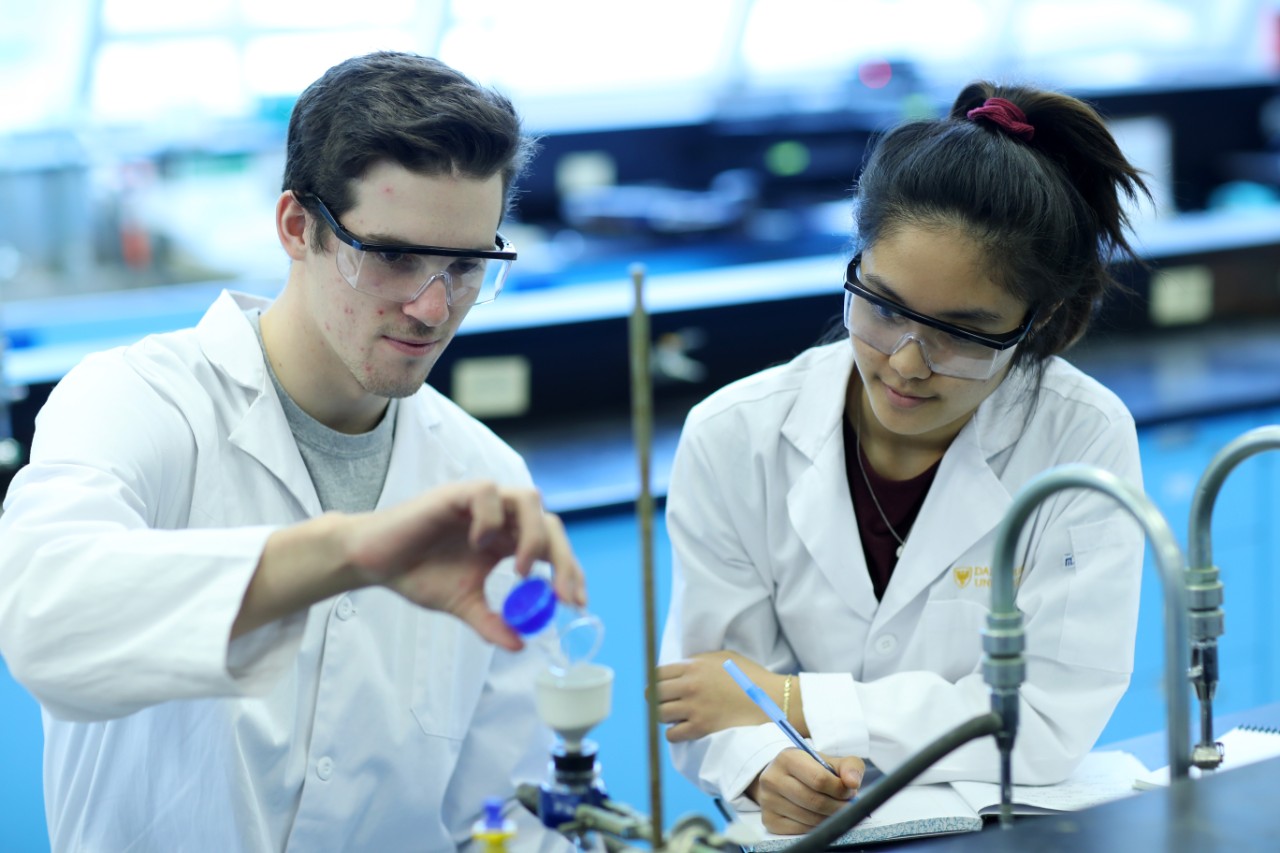 Undergraduate science students in the Dalhousie Chemistry lab