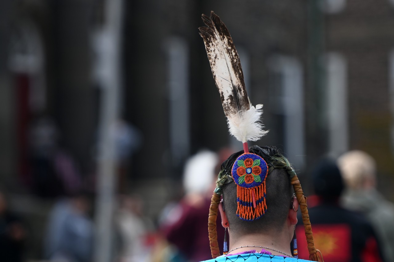 photo of the back of a man's head, who is wearing a traditional mawiomi headdress