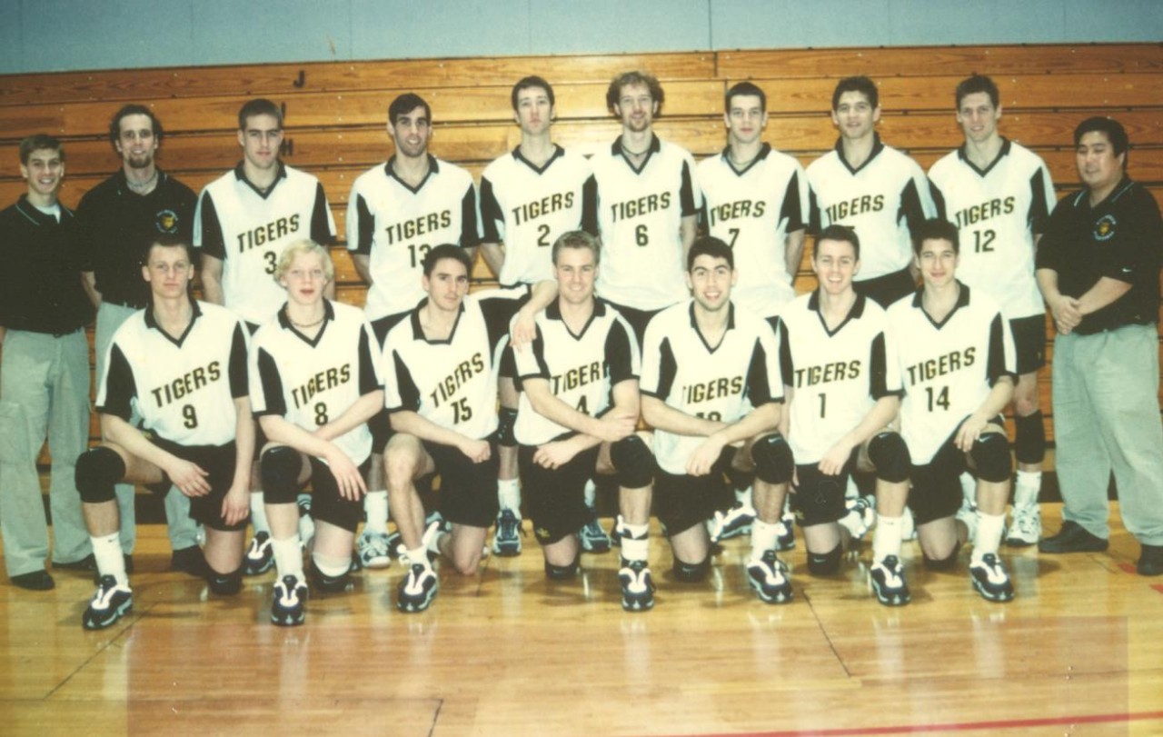 Dalhousie Tigers Volleyball team from 1999-2000 lined up in two rows for a team photo.
