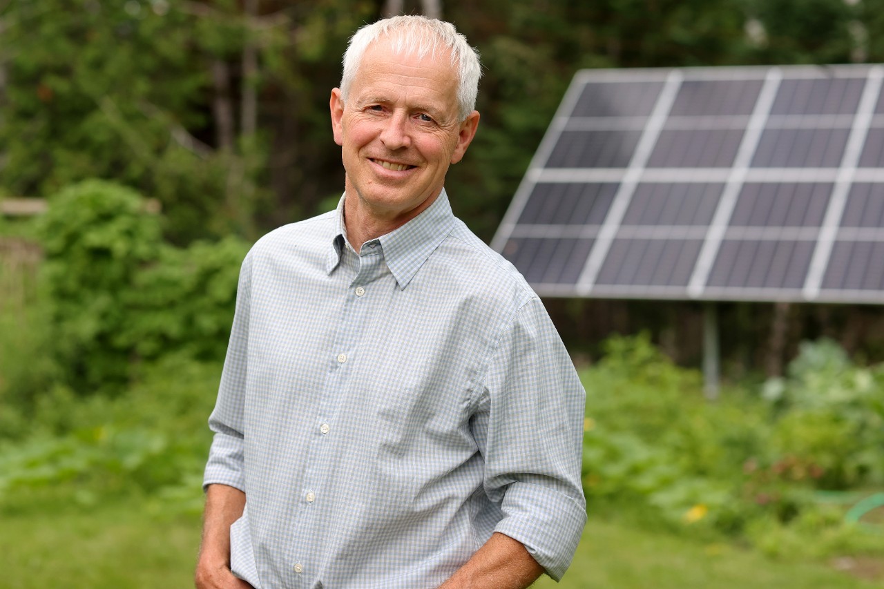 Carl Duivenvoorden portrait outdoors in greenery.