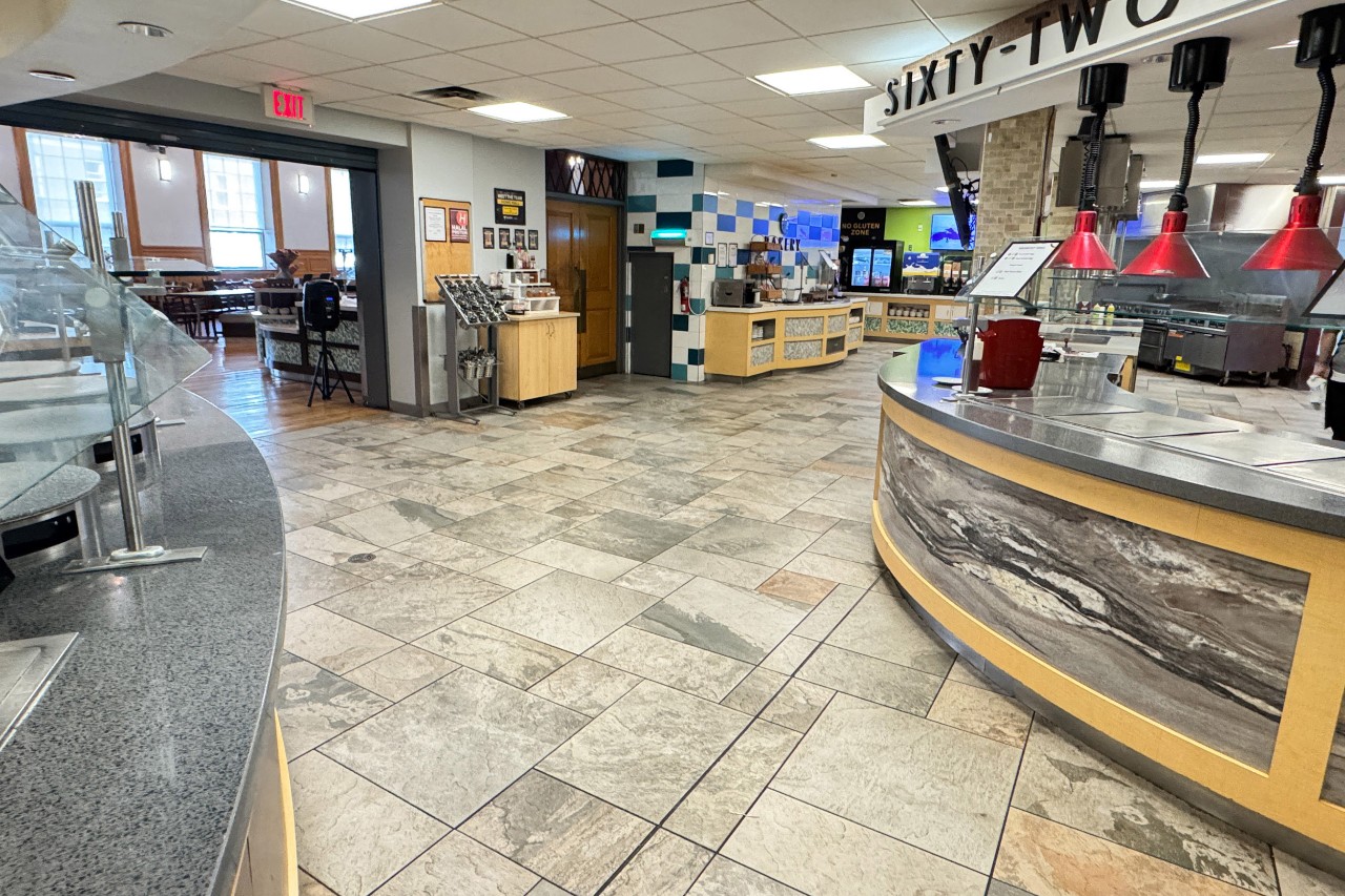 A wide photo of the Howe dining hall servery