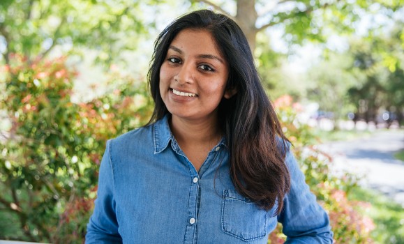 Kavindya Samarakoon portrait outdoors.