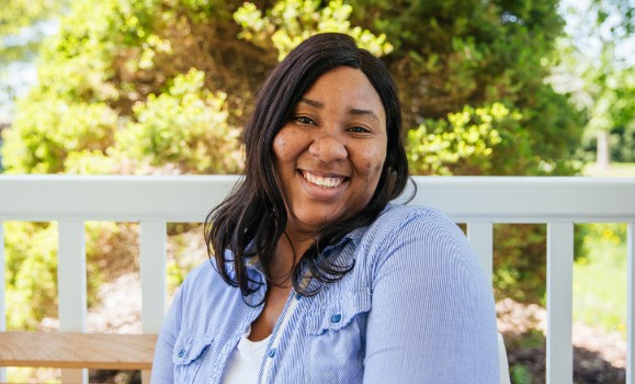 Victoria Eche portrait outdoors.