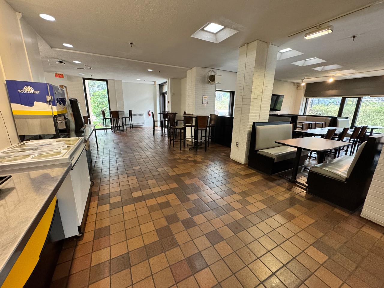 A wide photo of the seating area in the O'Brien dining hall