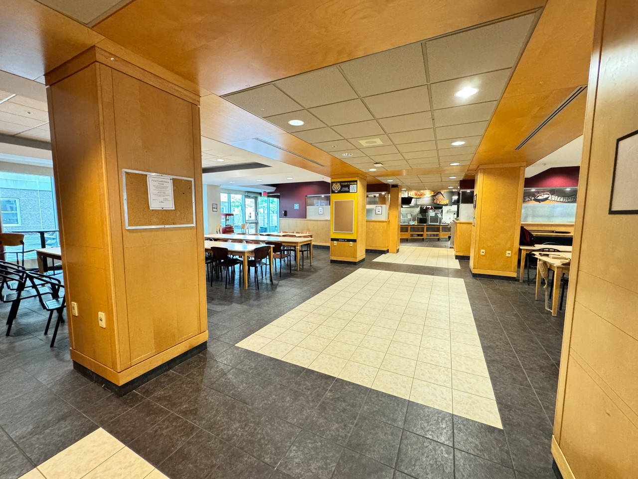 The centre hall at the entrance provides plenty of open space when arriving in the dining hall