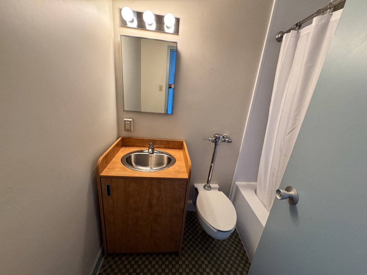 Some super single rooms include an attached ensuite bathroom with tub/shower.