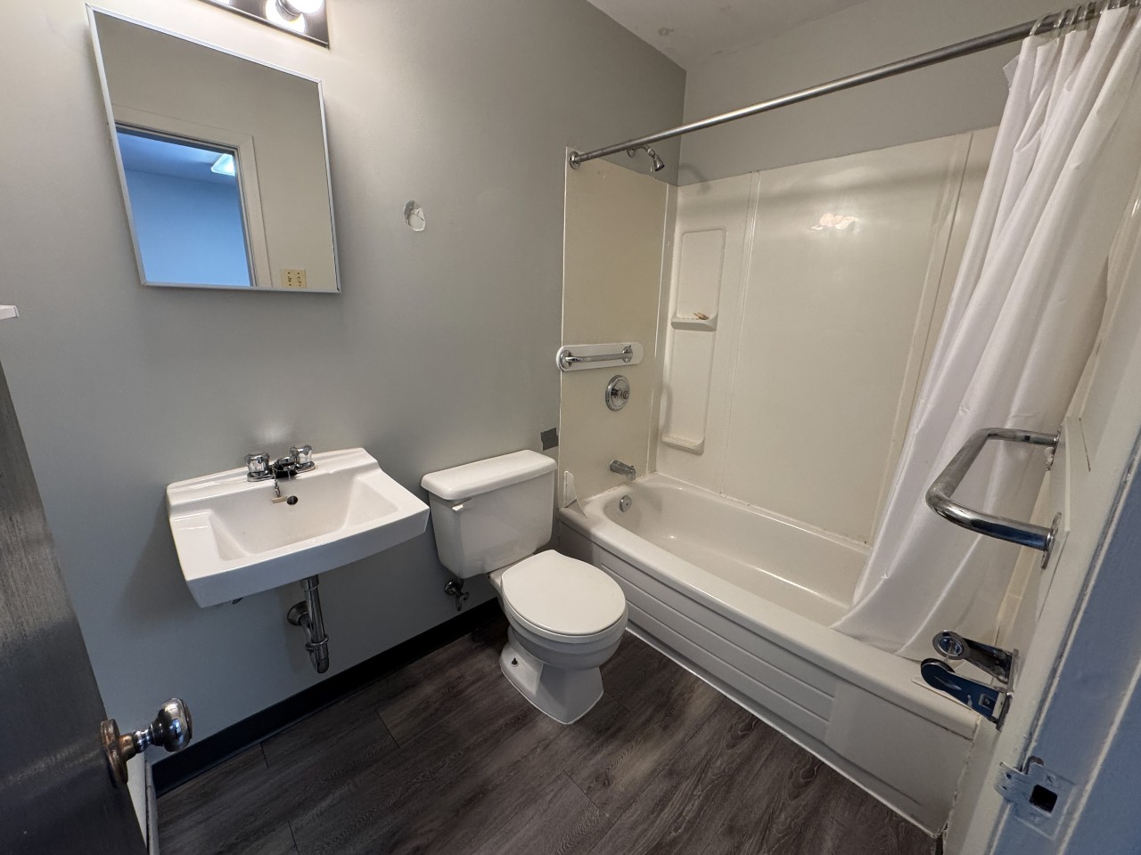 The bathroom in a bachelor apartment in Glengary