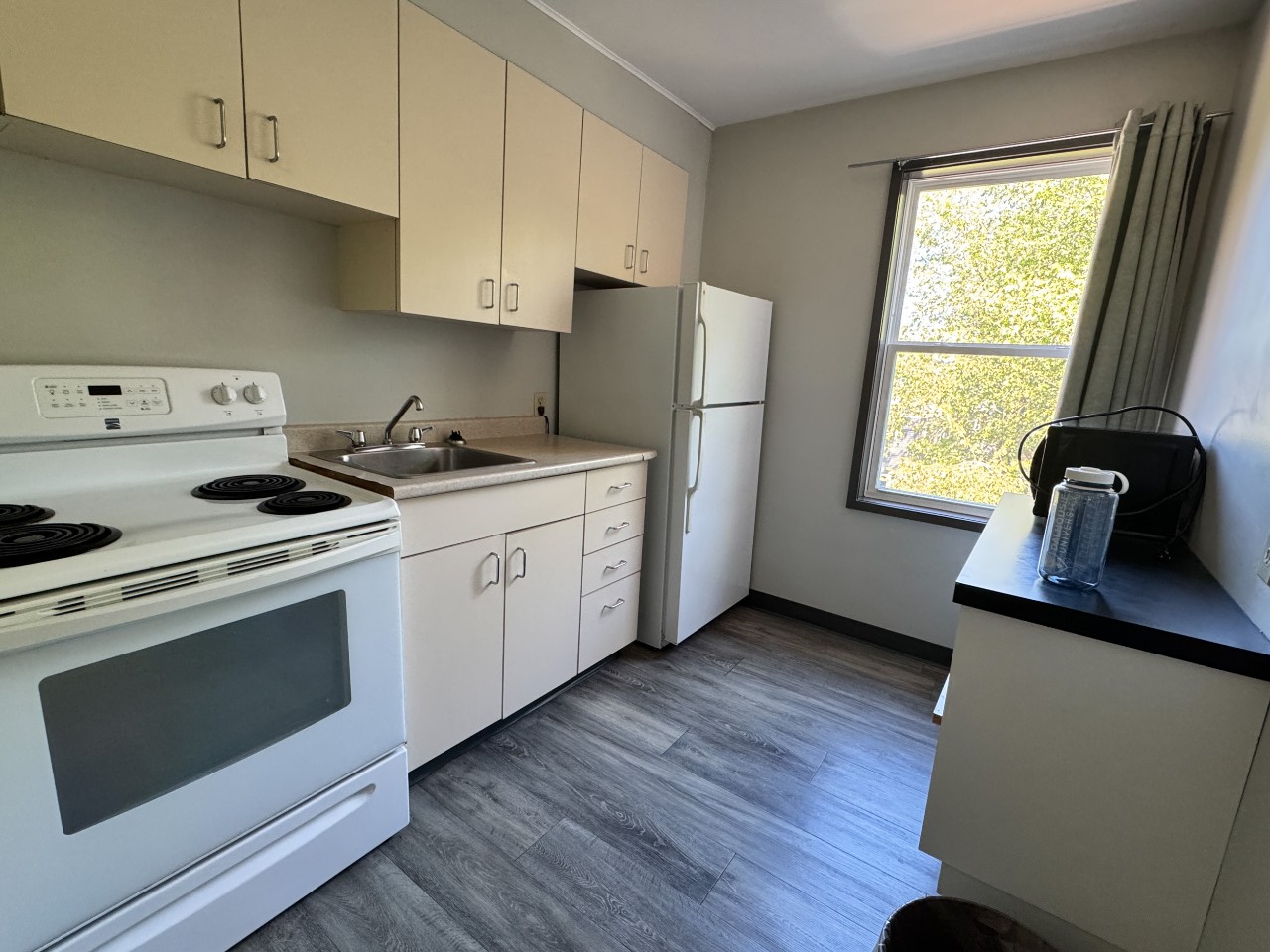 The kitchen area in a 3-bedroom apartment in Glengary