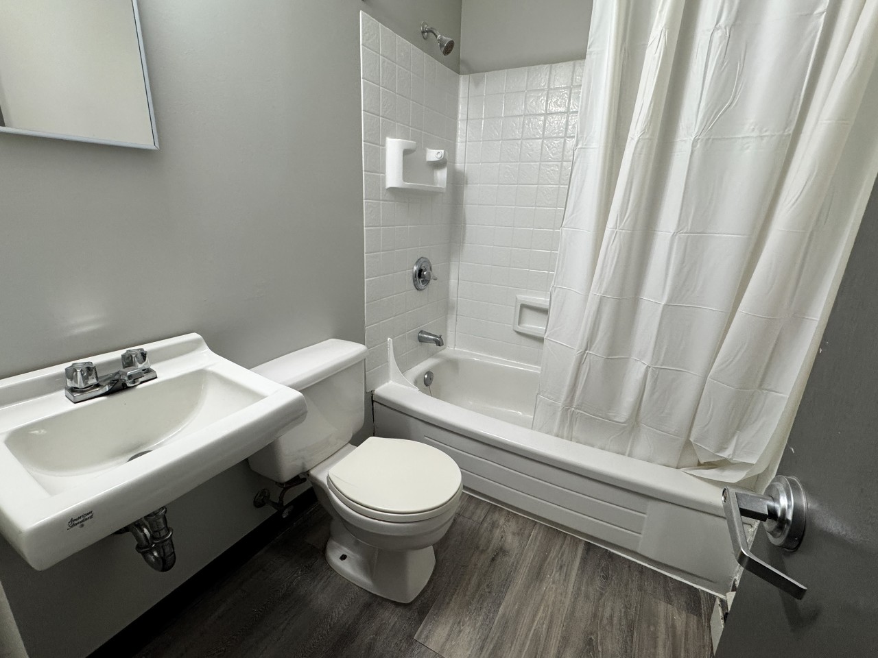 The full bath in a 3-bedroom apartment in Glengary Apartments