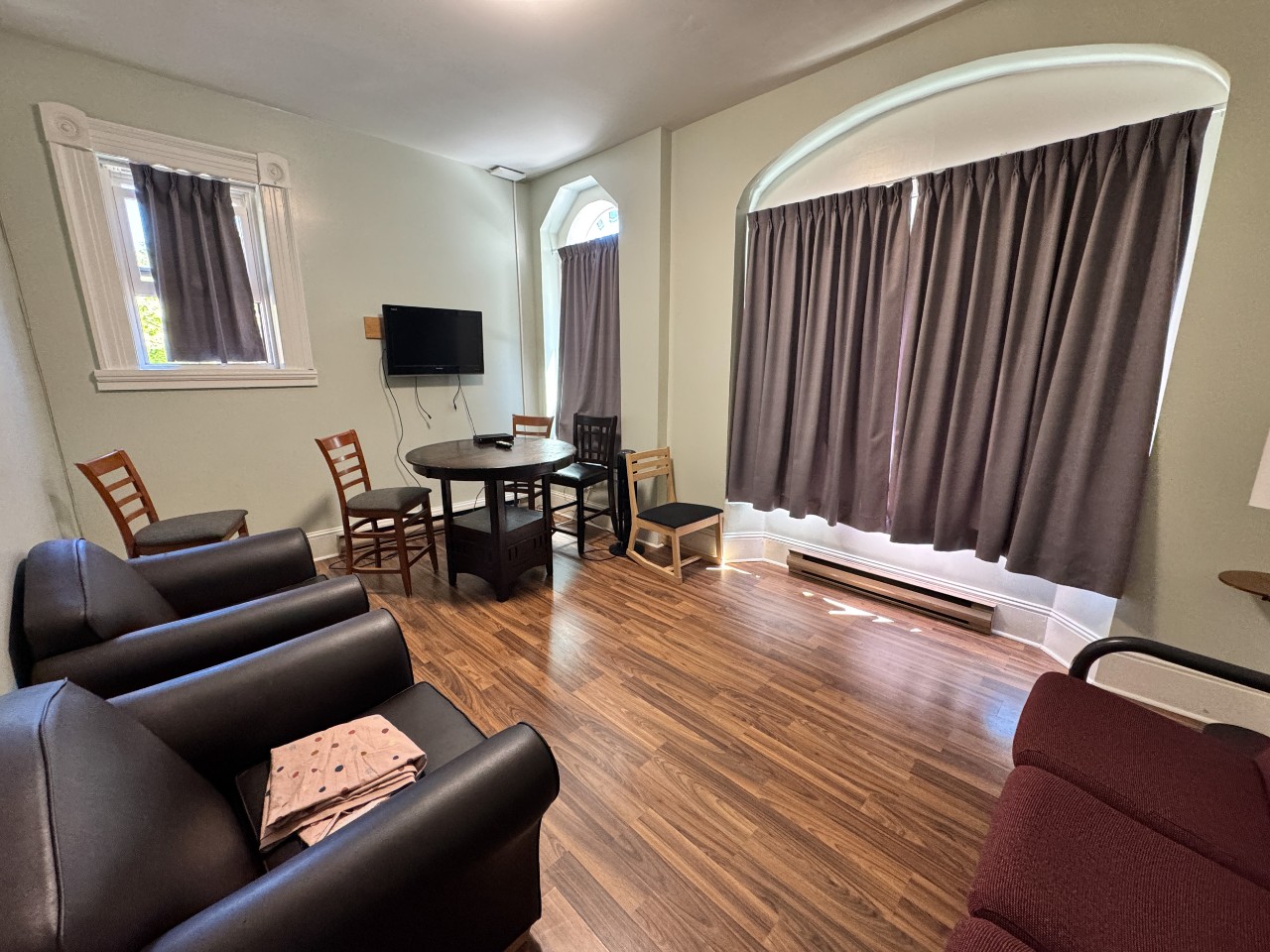 The common lounge on the first floor of Grad House, with seating and TV