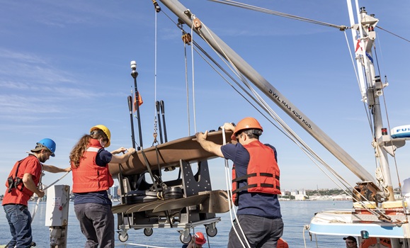 researchers-on-ship-with-equipments